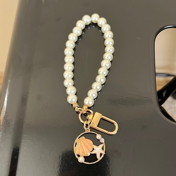 NWT faux pearl keychain - Picture 3 of 4